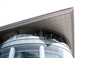 耐久性に優れた建築広告シートを提供